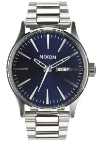 Flot herreur i blankt stål med metallisk blå urskive - Nixon Sentry SS Blue Sunray A356-1258